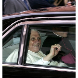Benedetto XVI in auto